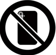 Использование смартфона на столе.