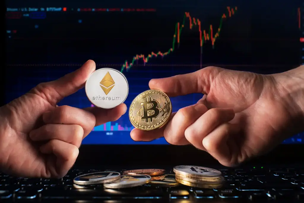 Bitcoin и Ethereum в руках трейдера