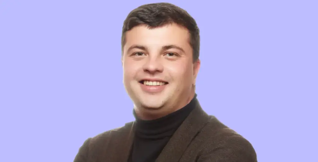 Портрет чоловіка на світлому фоні