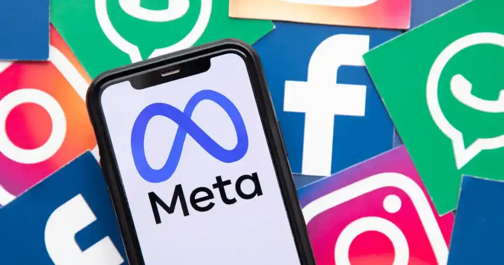 Логотип Meta на смартфоні серед іконок соцмереж